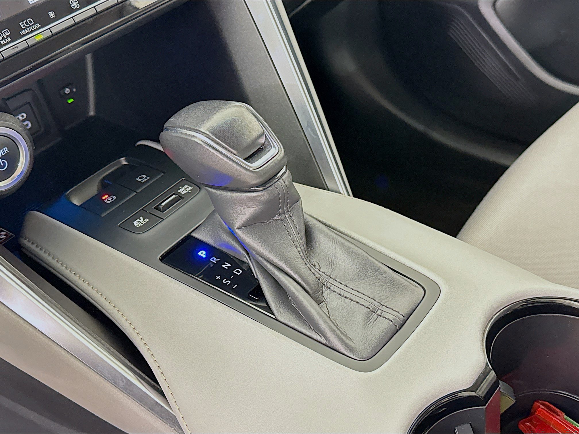 Certified 2024 Toyota Venza LE AWD/4WD image 16