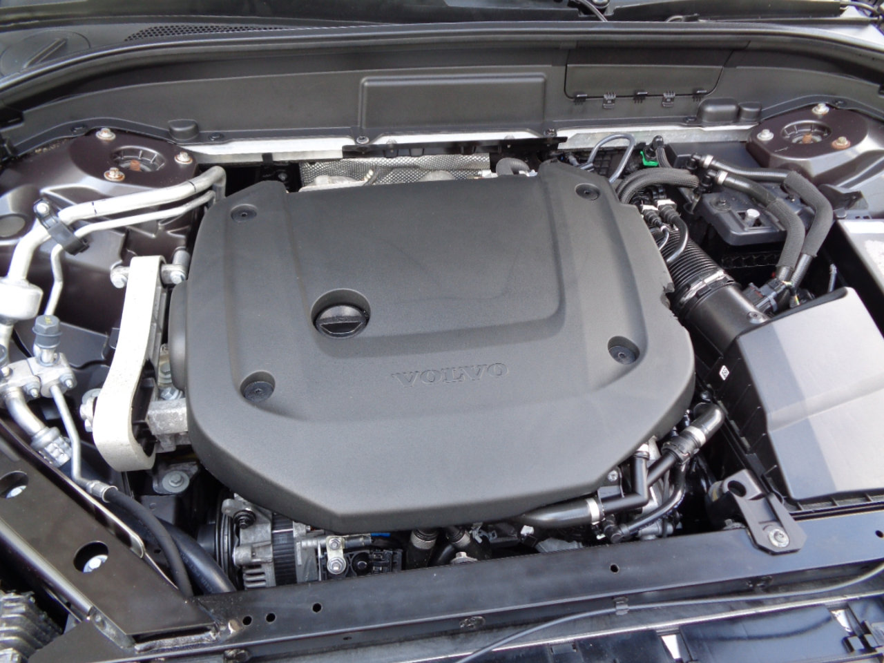 Used 2022 Volvo XC60 B6 R-Design image 21