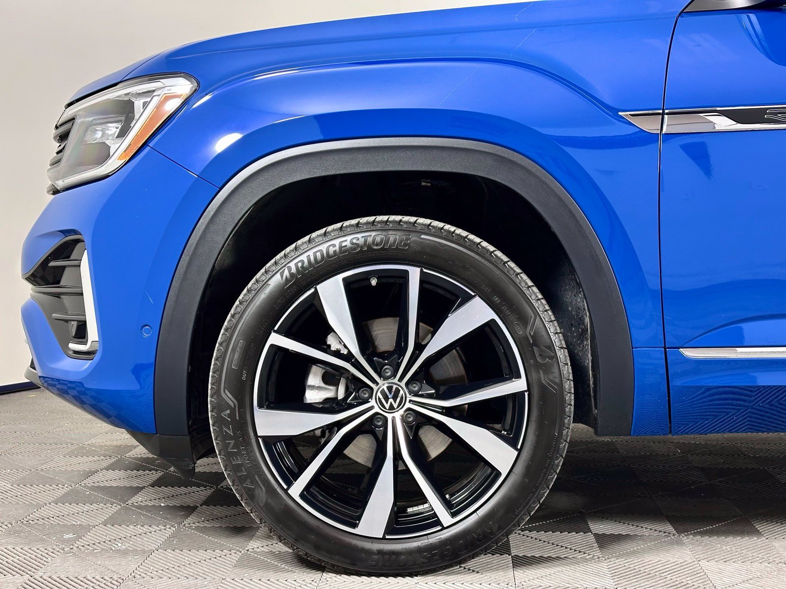Used 2025 Volkswagen Atlas SEL Premium R-Line AWD/4WD image 9
