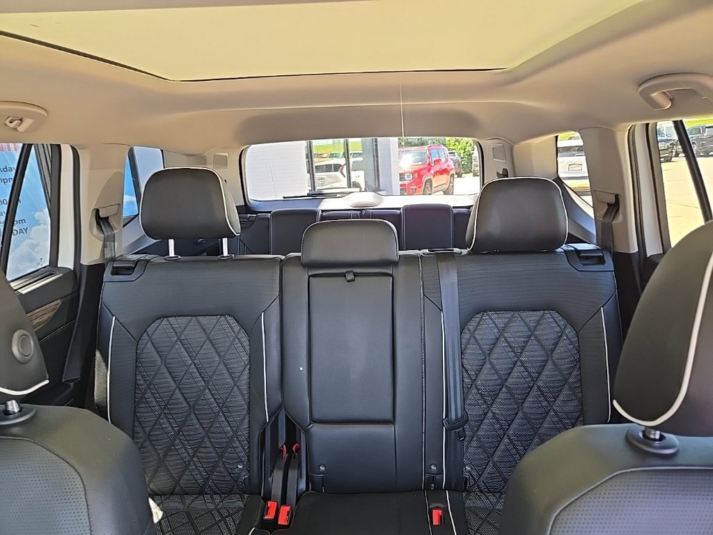 Used 2024 Volkswagen Atlas SEL Premium R-Line AWD/4WD image 37