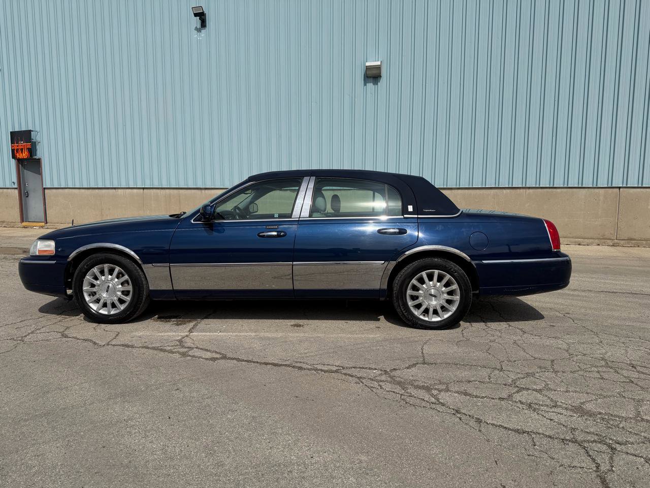 Used 2007 Lincoln Town Car Signature RWD image 12