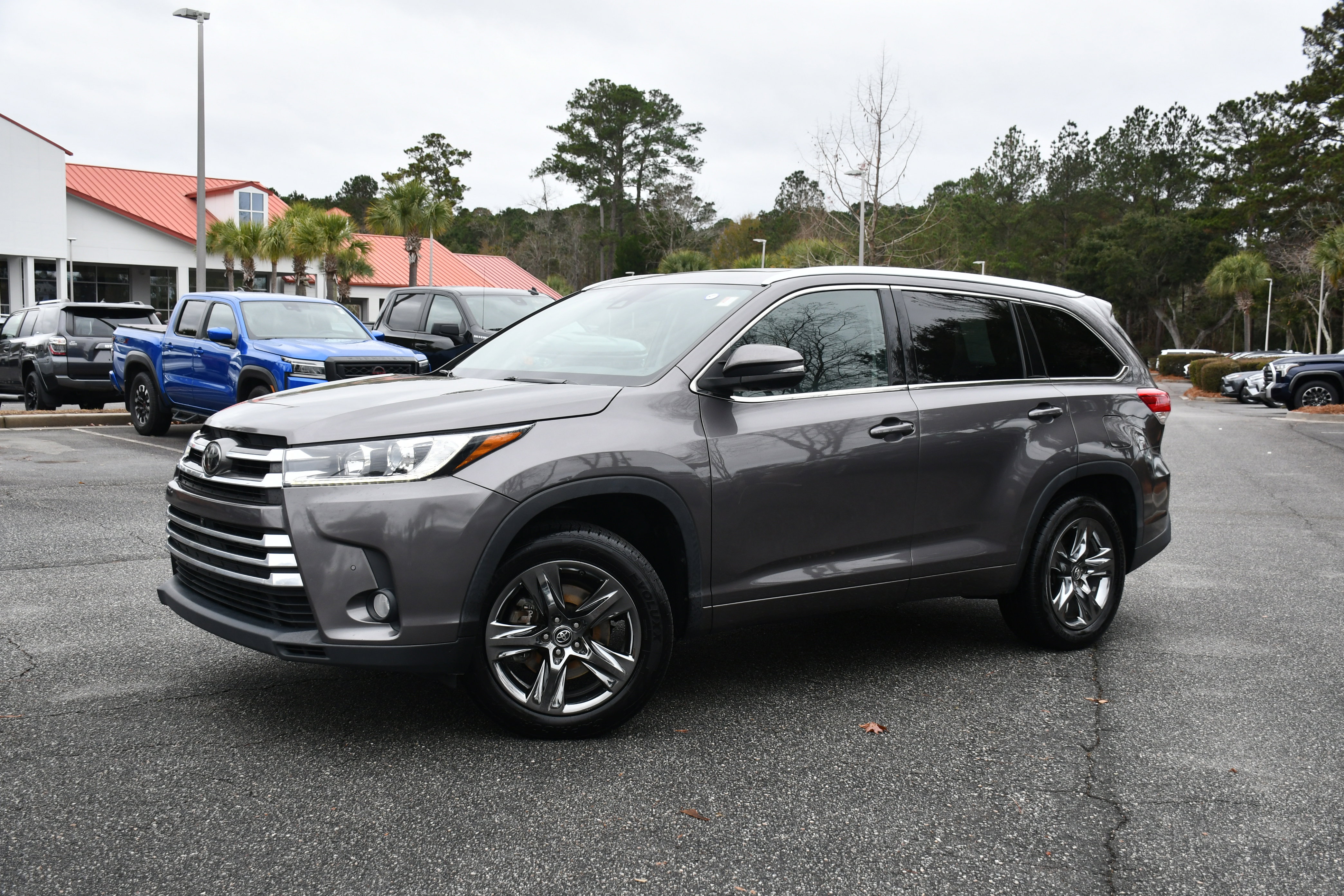 Used 2017 Toyota Highlander Limited Platinum image 3