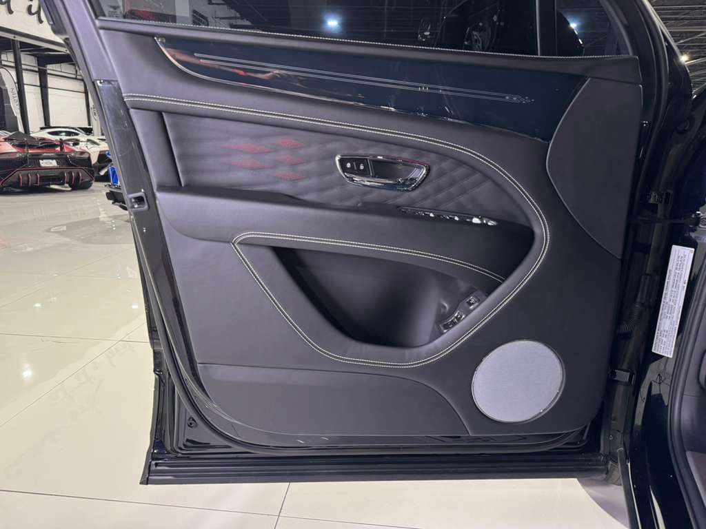 Used 2023 Bentley Bentayga Extended Wheelbase image 38