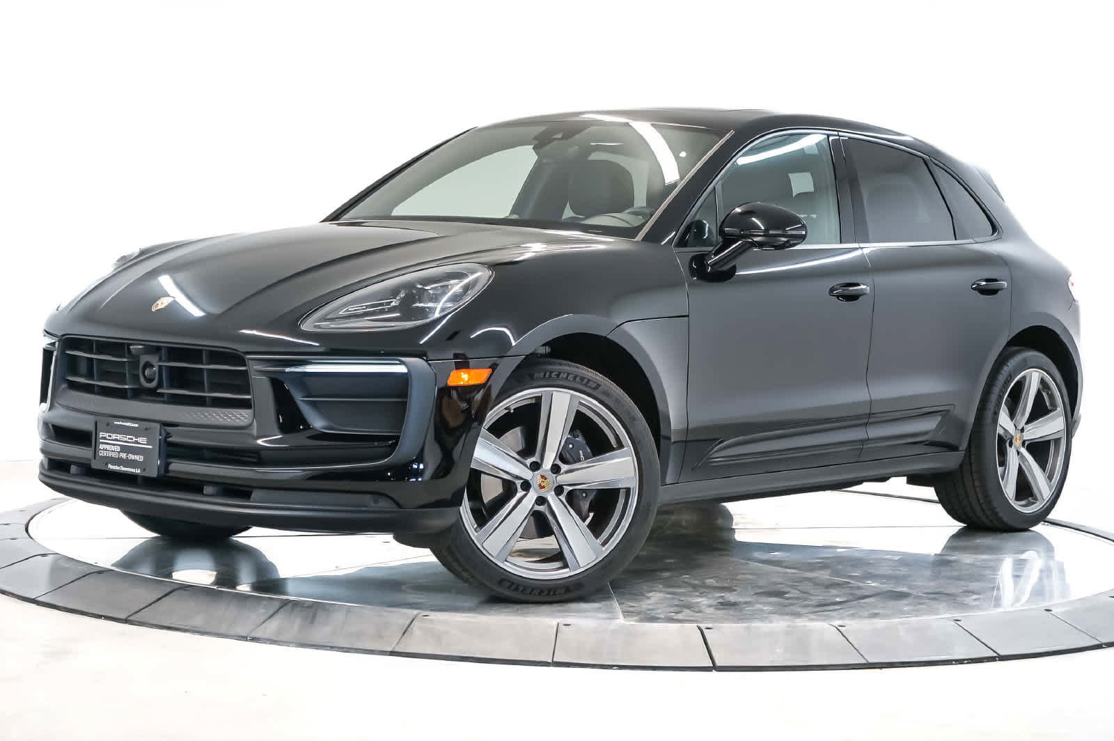 Certified 2025 Porsche Macan AWD/4WD image 1