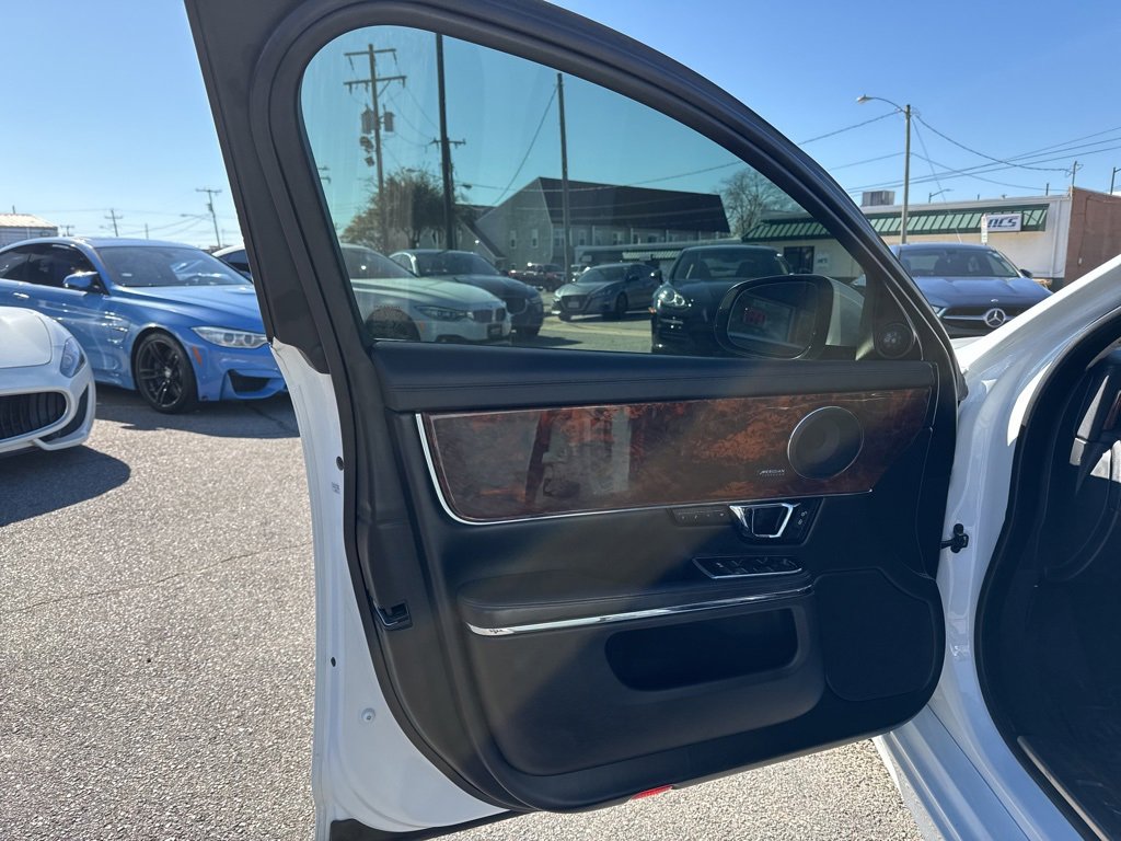 Used 2019 Jaguar XJ R-Sport image 2