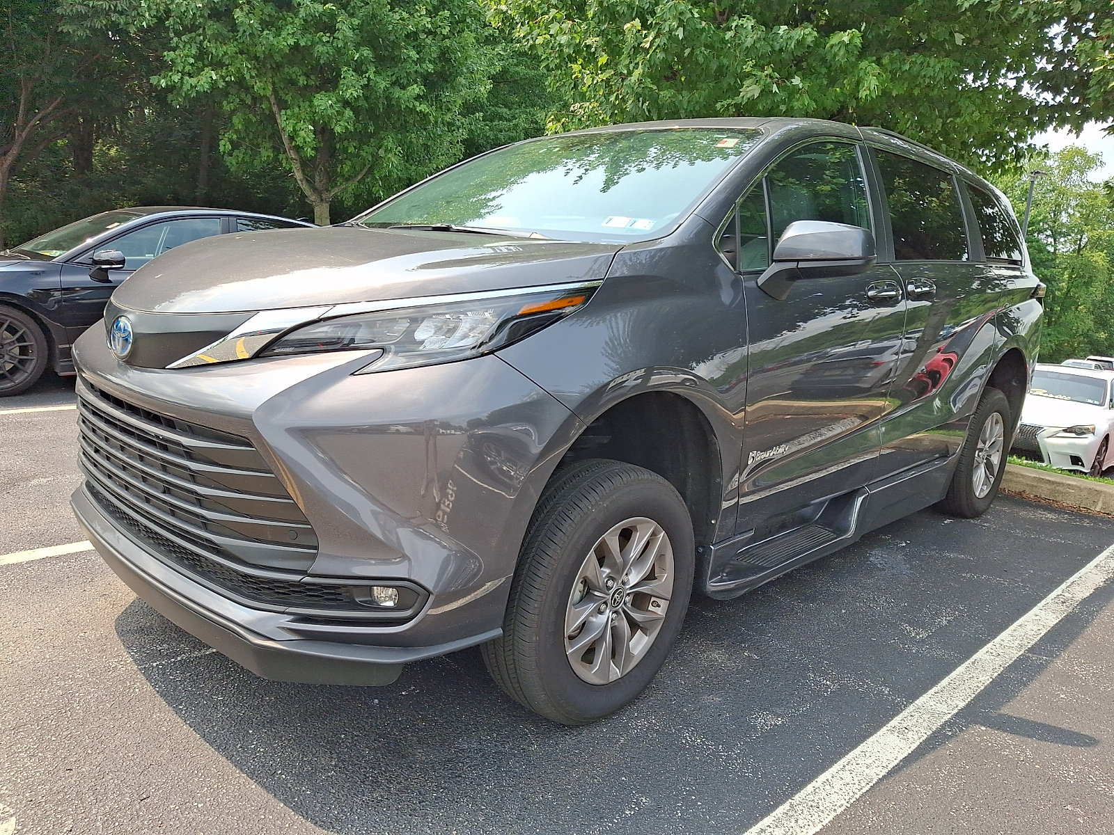 Used 2025 Toyota Sienna XLE w/ XLE Plus Package FWD image 2