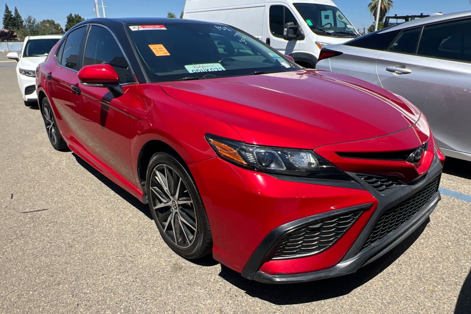 Used 2022 Toyota Camry SE FWD image 3