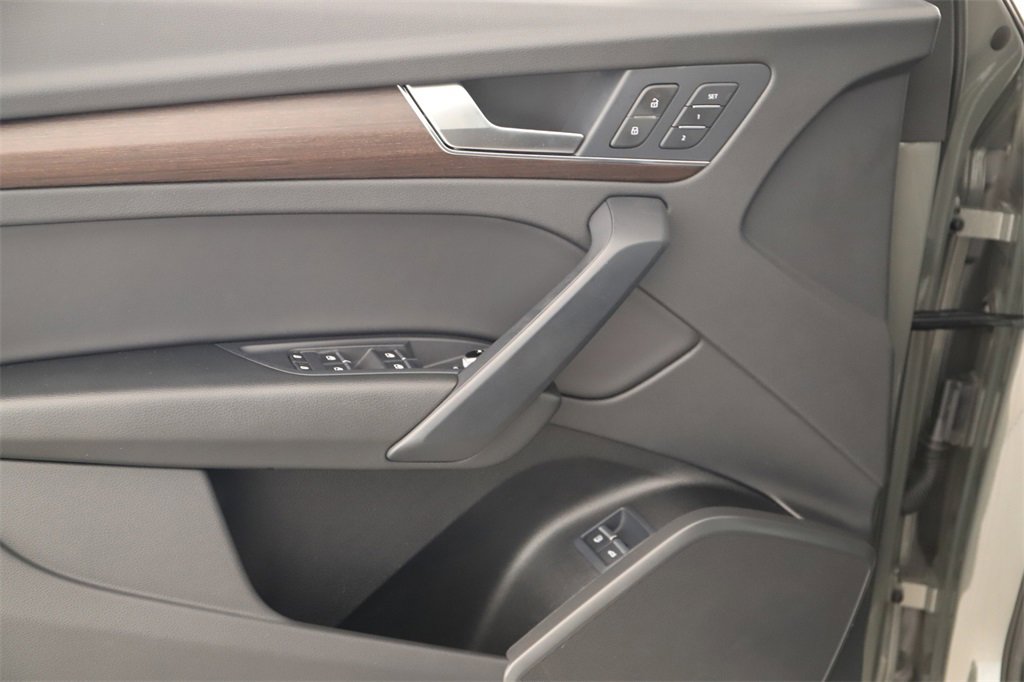 Used 2024 Audi Q5 e Premium w/ Convenience Package image 23