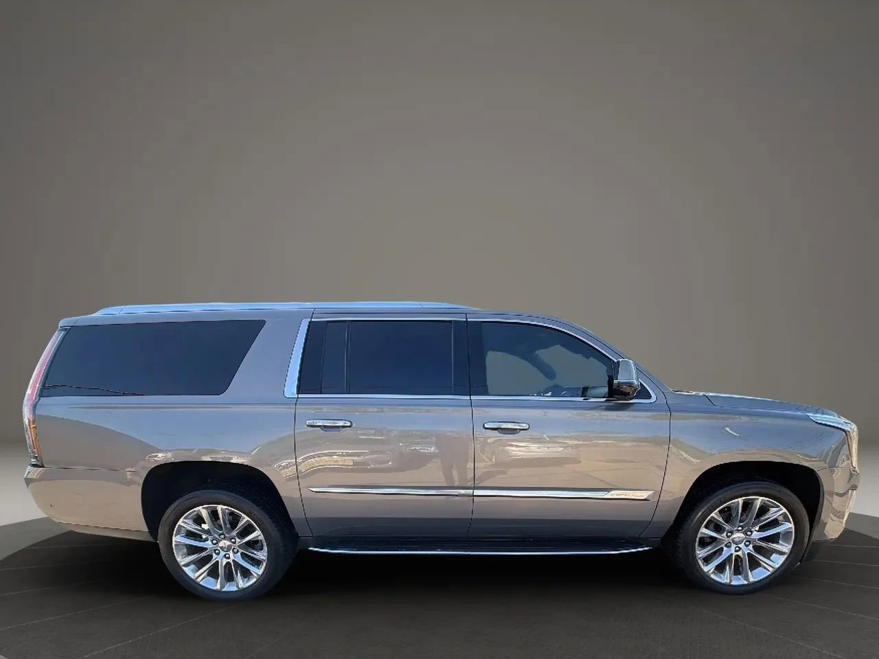 Used 2017 Cadillac Escalade ESV Premium Luxury AWD/4WD image 4
