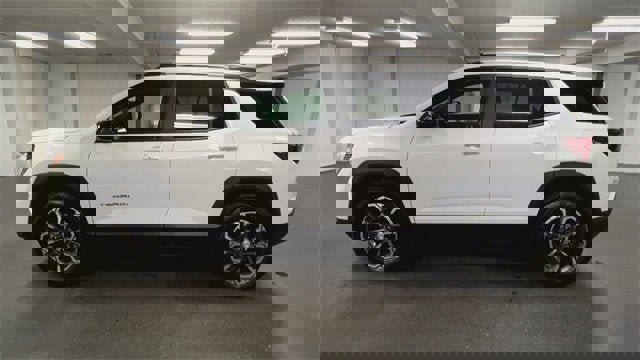 Used 2025 GMC Terrain Elevation w/ Elevation Premium Package image 5