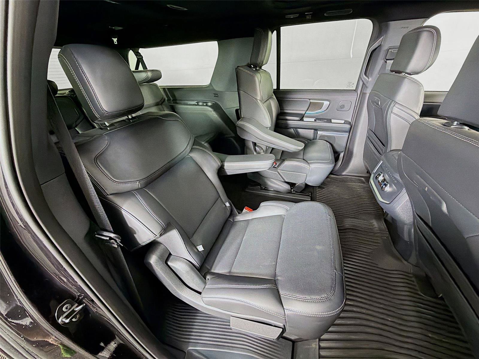 Used 2025 Ford Expedition Max Platinum w/ Stealth Performance Package AWD/4WD image 30
