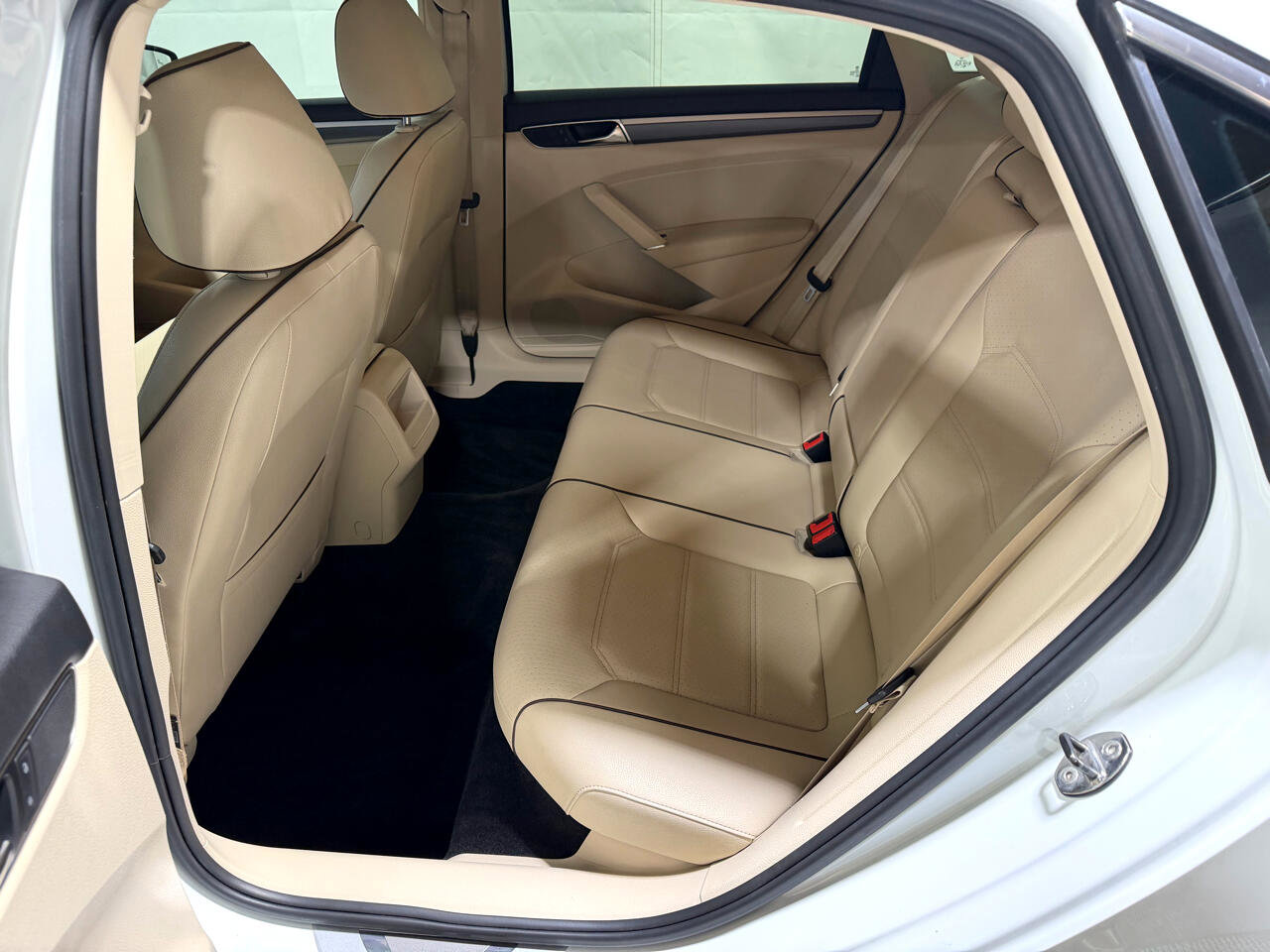 Used 2017 Volkswagen Passat 1.8T R-Line image 21