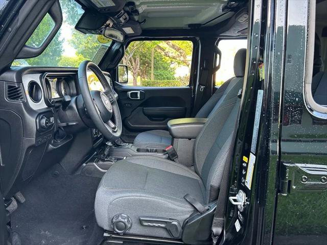 Certified 2025 Jeep Gladiator Sport AWD/4WD image 17
