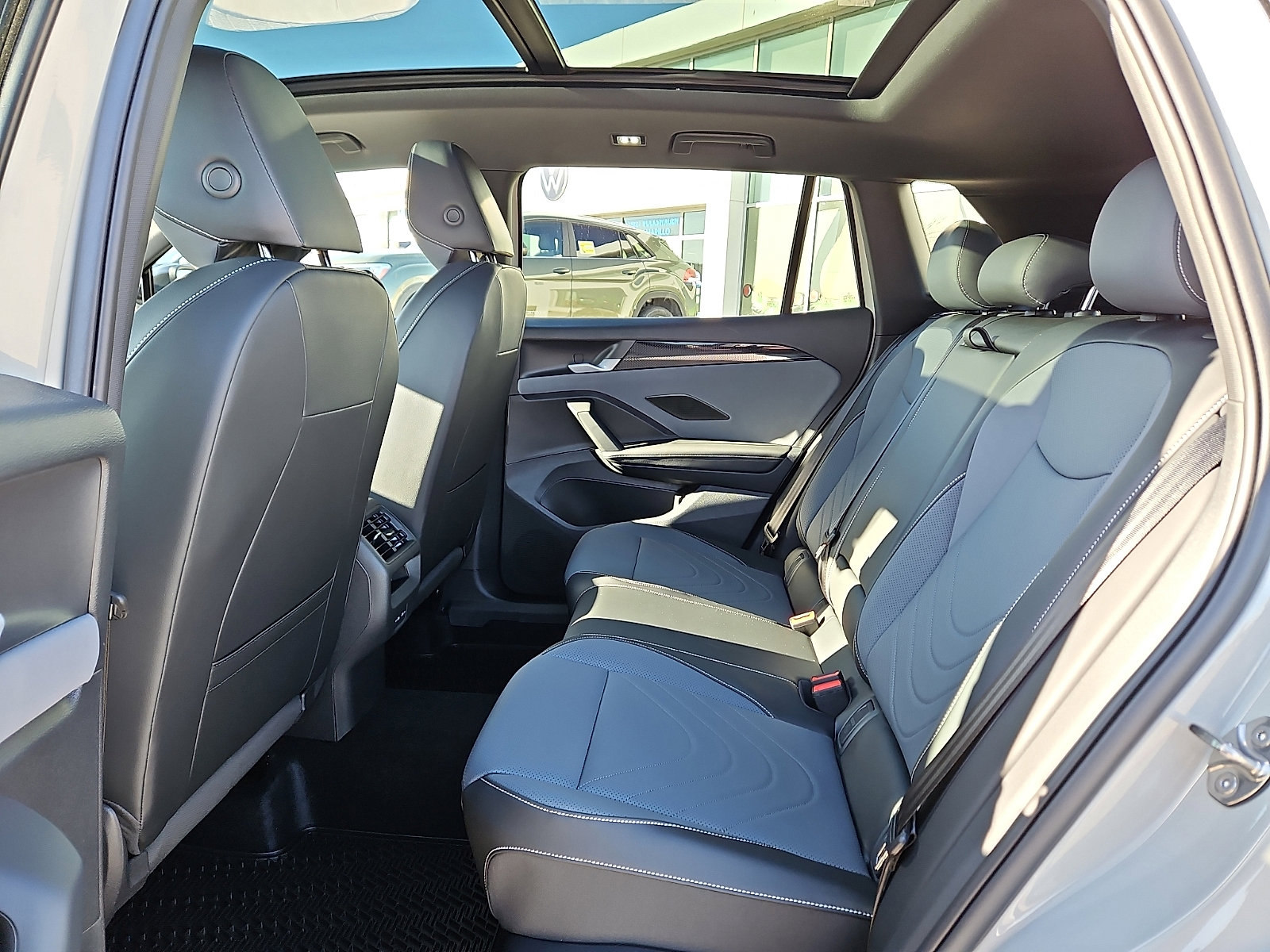 New 2026 Volkswagen Tiguan SE R-Line image 10