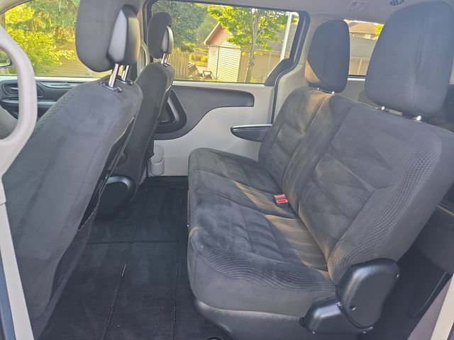 Used 2017 Dodge Grand Caravan SE FWD image 12