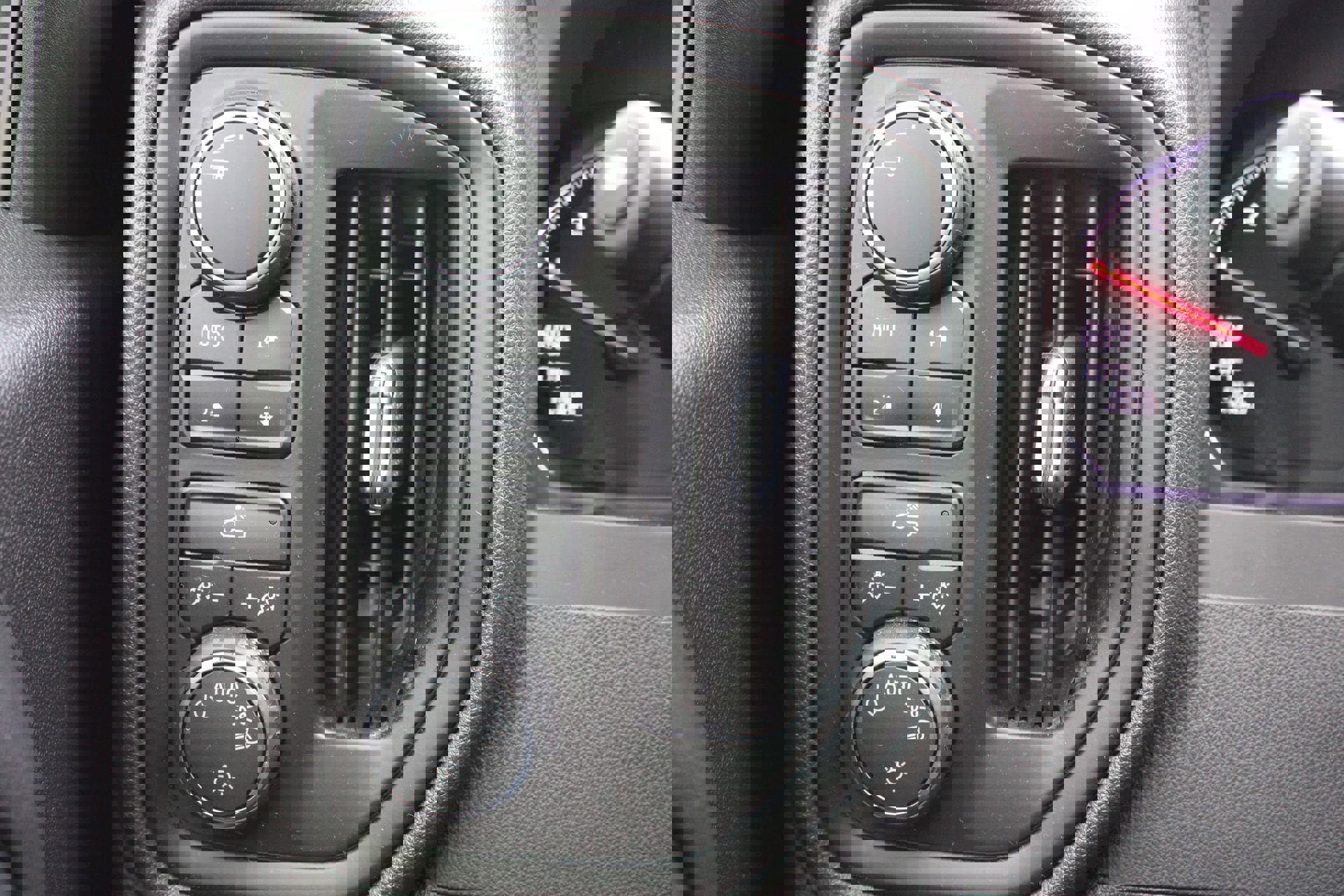 Used 2025 Chevrolet Silverado 1500 Custom Trail Boss w/ Dark Appearance Package image 30