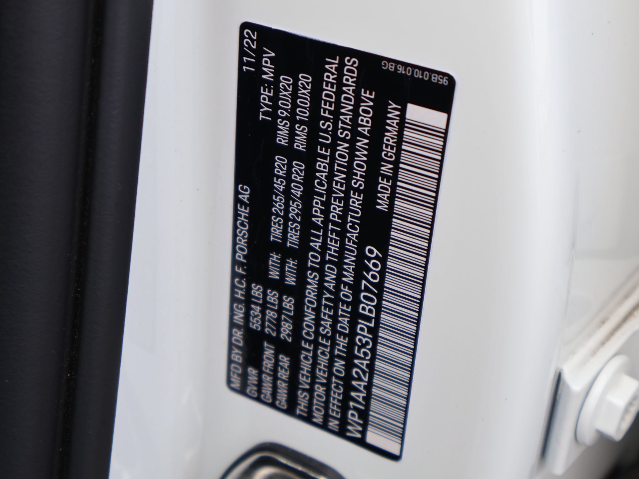 Certified 2023 Porsche Macan AWD/4WD image 30