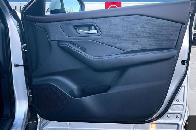 Used 2022 Nissan Rogue SV image 25