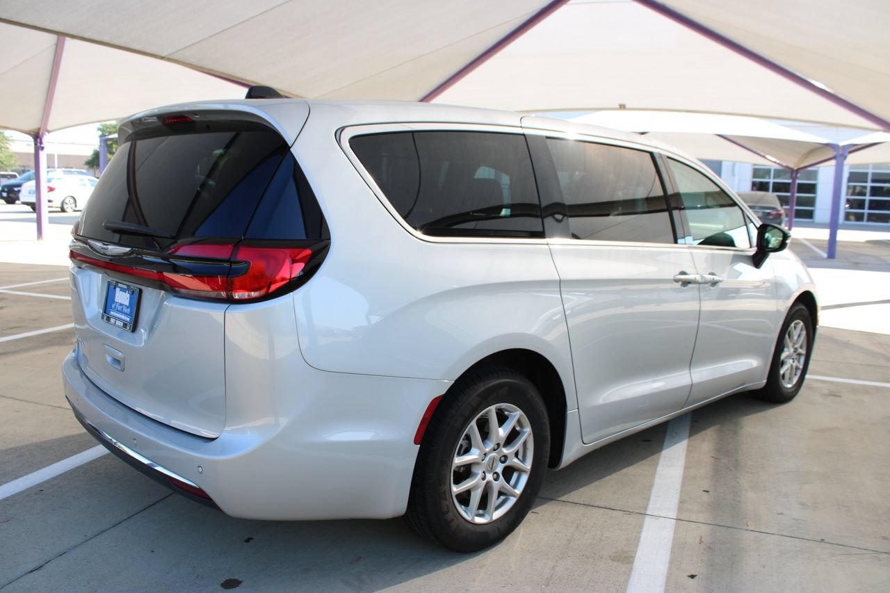 Used 2024 Chrysler Pacifica Touring-L FWD image 6