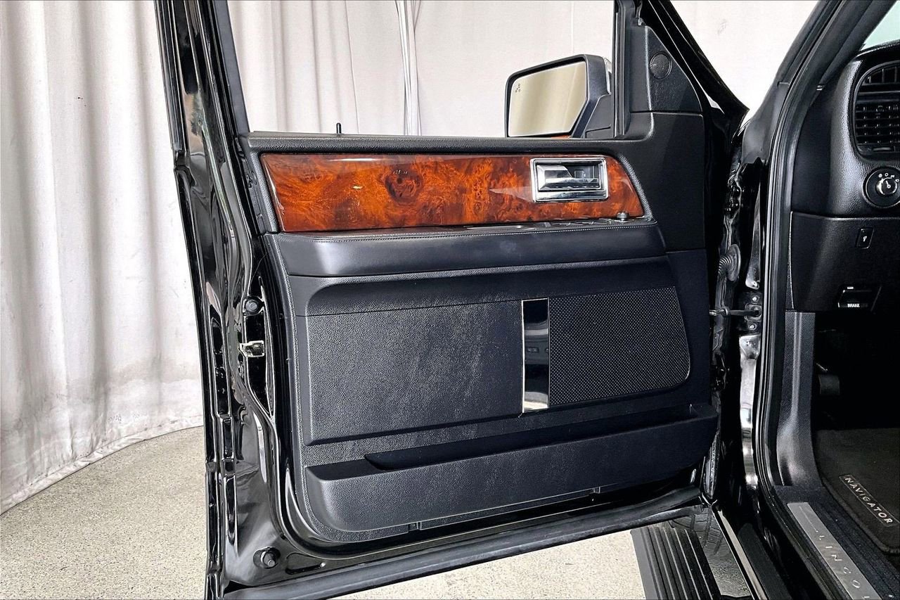 Used 2017 Lincoln Navigator Select RWD image 21