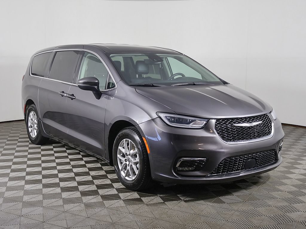 Used 2023 Chrysler Pacifica Touring-L FWD image 2