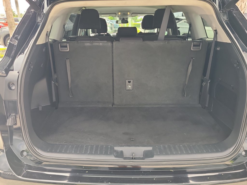 Used 2022 Toyota Highlander LE FWD image 11