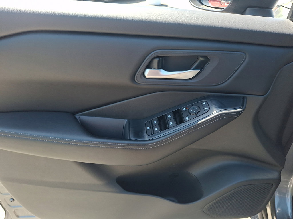Used 2024 Nissan Rogue SV FWD image 22
