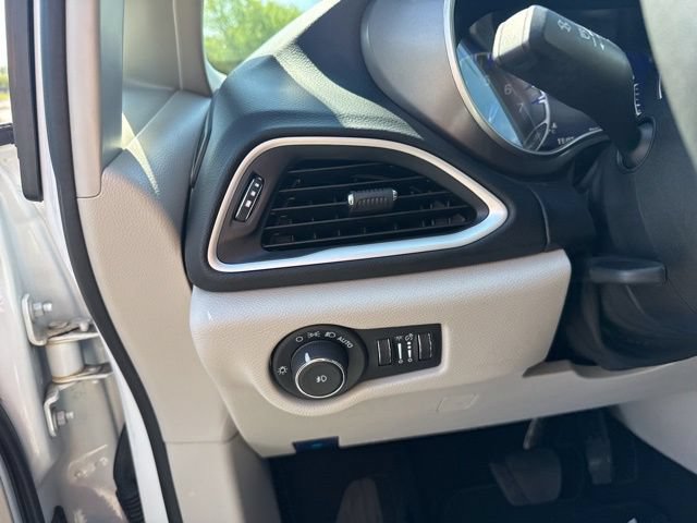 Used 2024 Chrysler Pacifica Touring-L FWD image 15