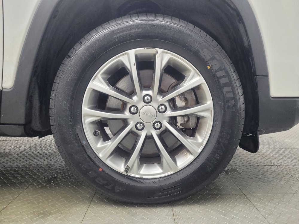 Used 2019 Jeep Cherokee Latitude Plus w/ Cold Weather Group AWD/4WD image 31
