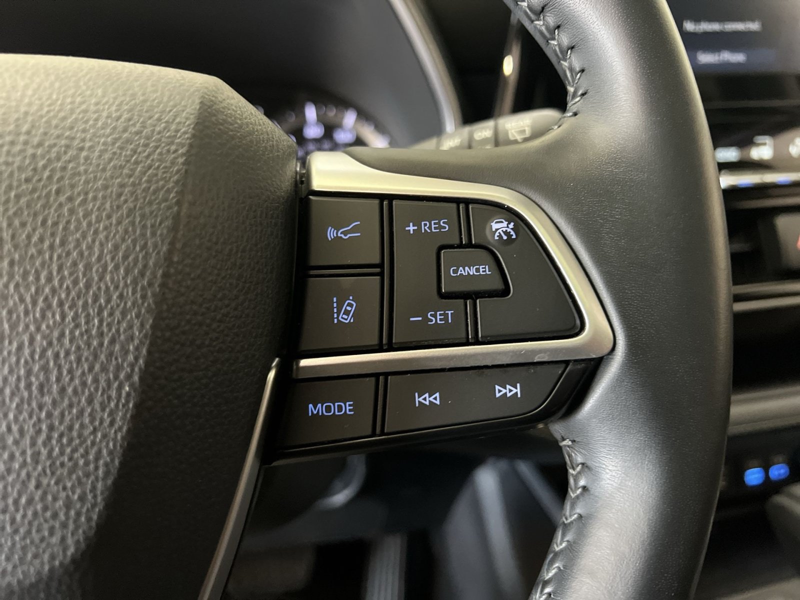 Used 2022 Toyota Highlander XLE AWD/4WD image 35
