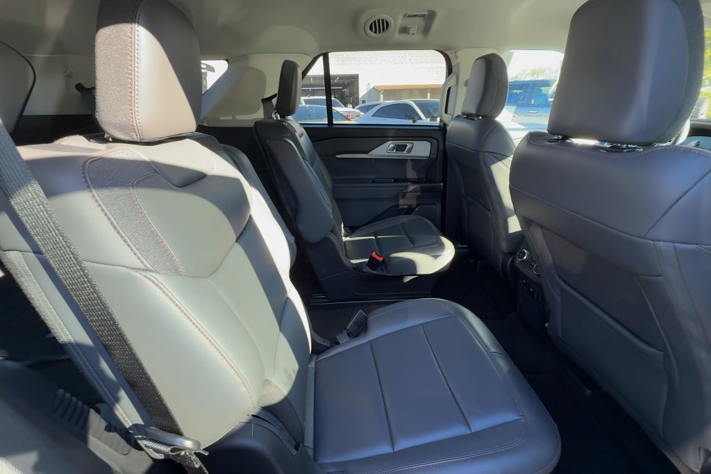Used 2025 Ford Explorer Active w/ Active Comfort Package RWD image 13