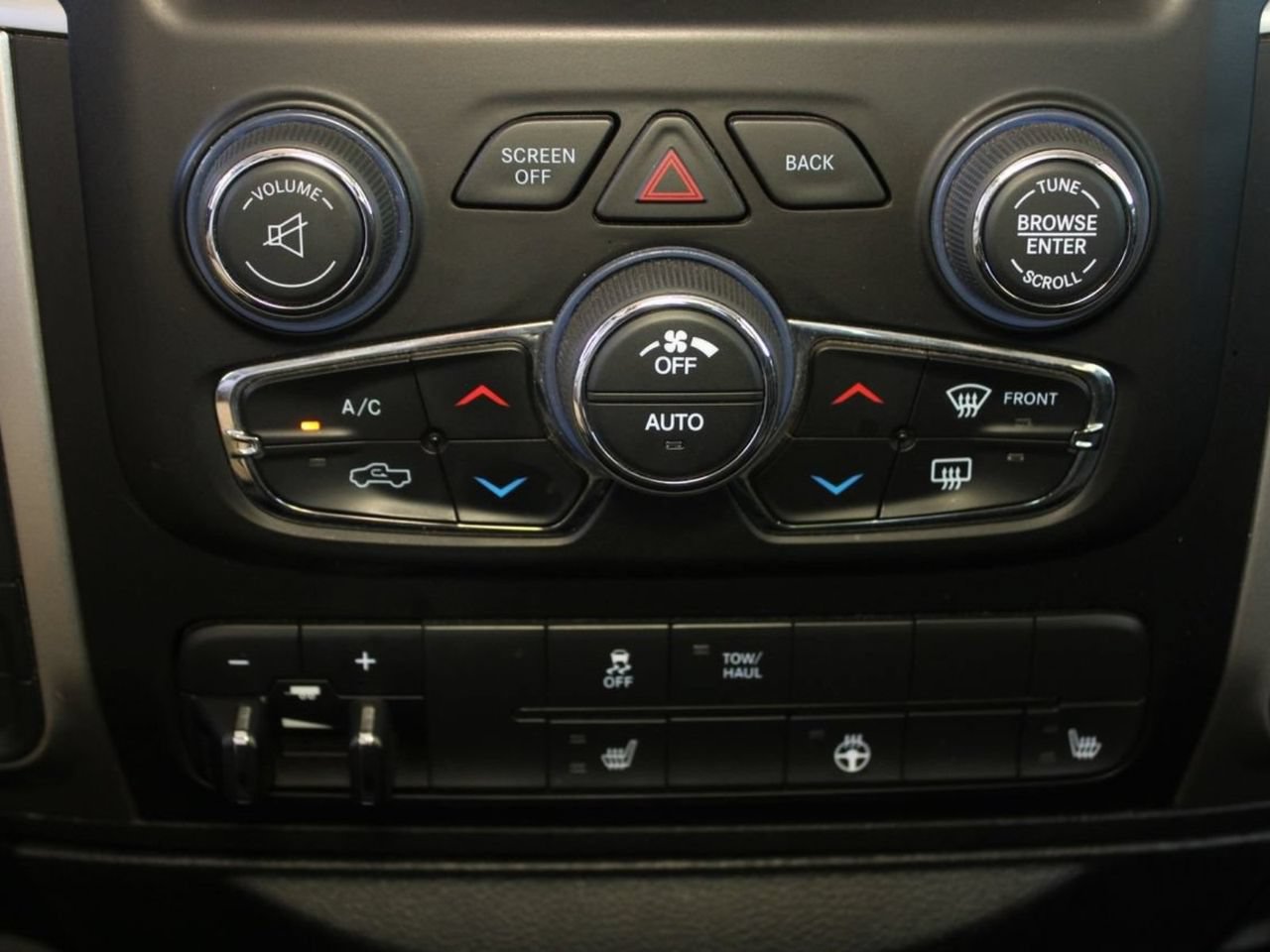 Used 2020 RAM 1500 Classic SLT w/ Luxury Group AWD/4WD image 31