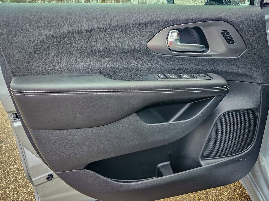 New 2026 Chrysler Pacifica Select image 9