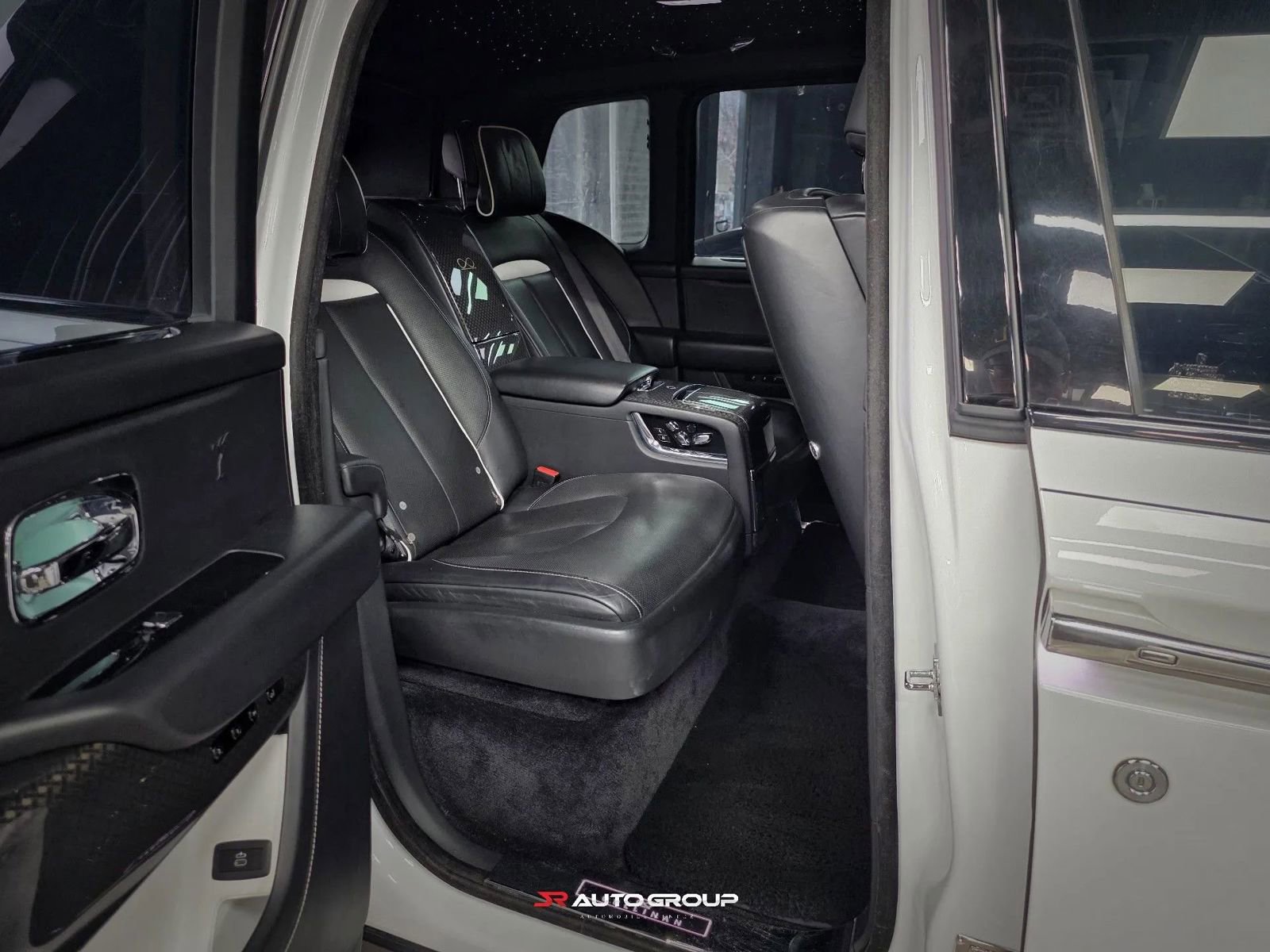 Used 2020 Rolls-Royce Cullinan Black Badge image 35