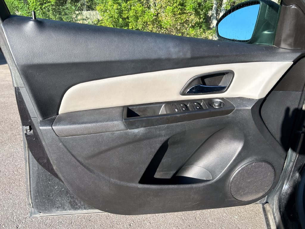 Used 2013 Chevrolet Cruze LS FWD image 12