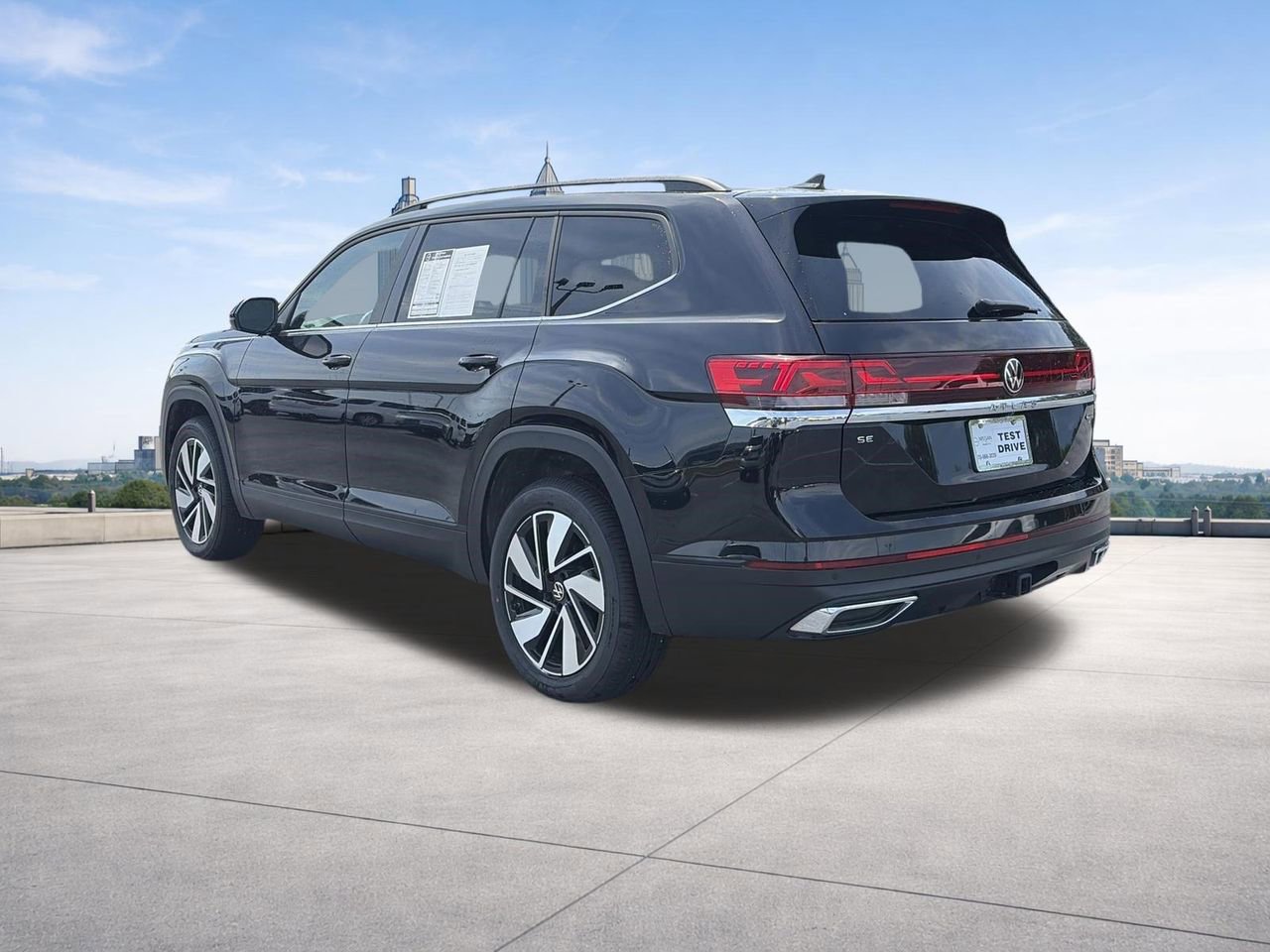 Used 2025 Volkswagen Atlas SE AWD/4WD image 3