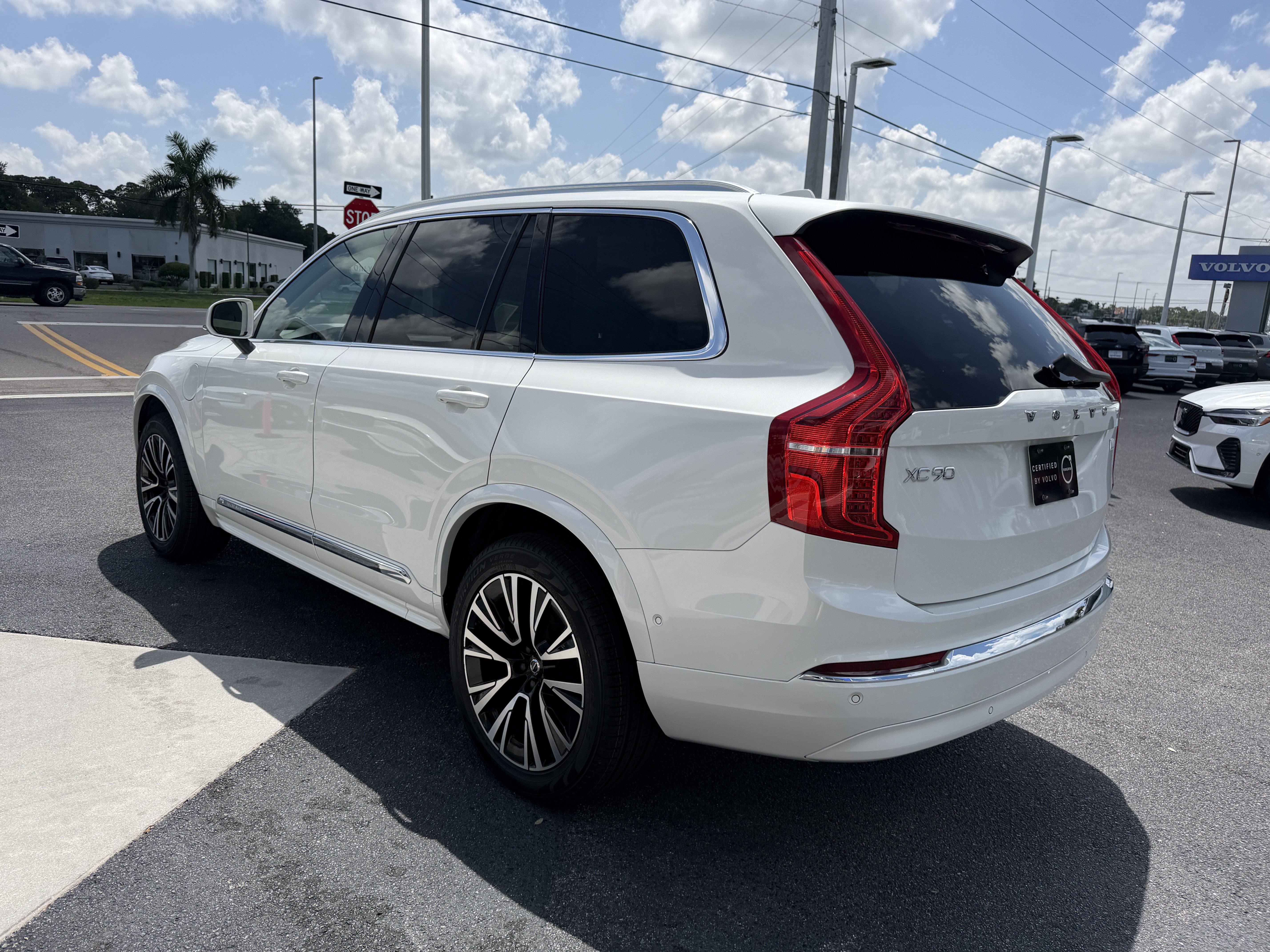 Certified 2024 Volvo XC90 T8 Plus AWD/4WD image 5