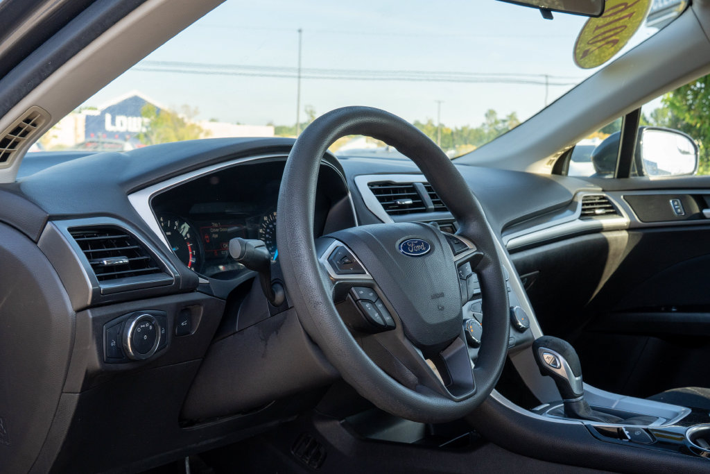 Used 2016 Ford Fusion SE FWD image 13