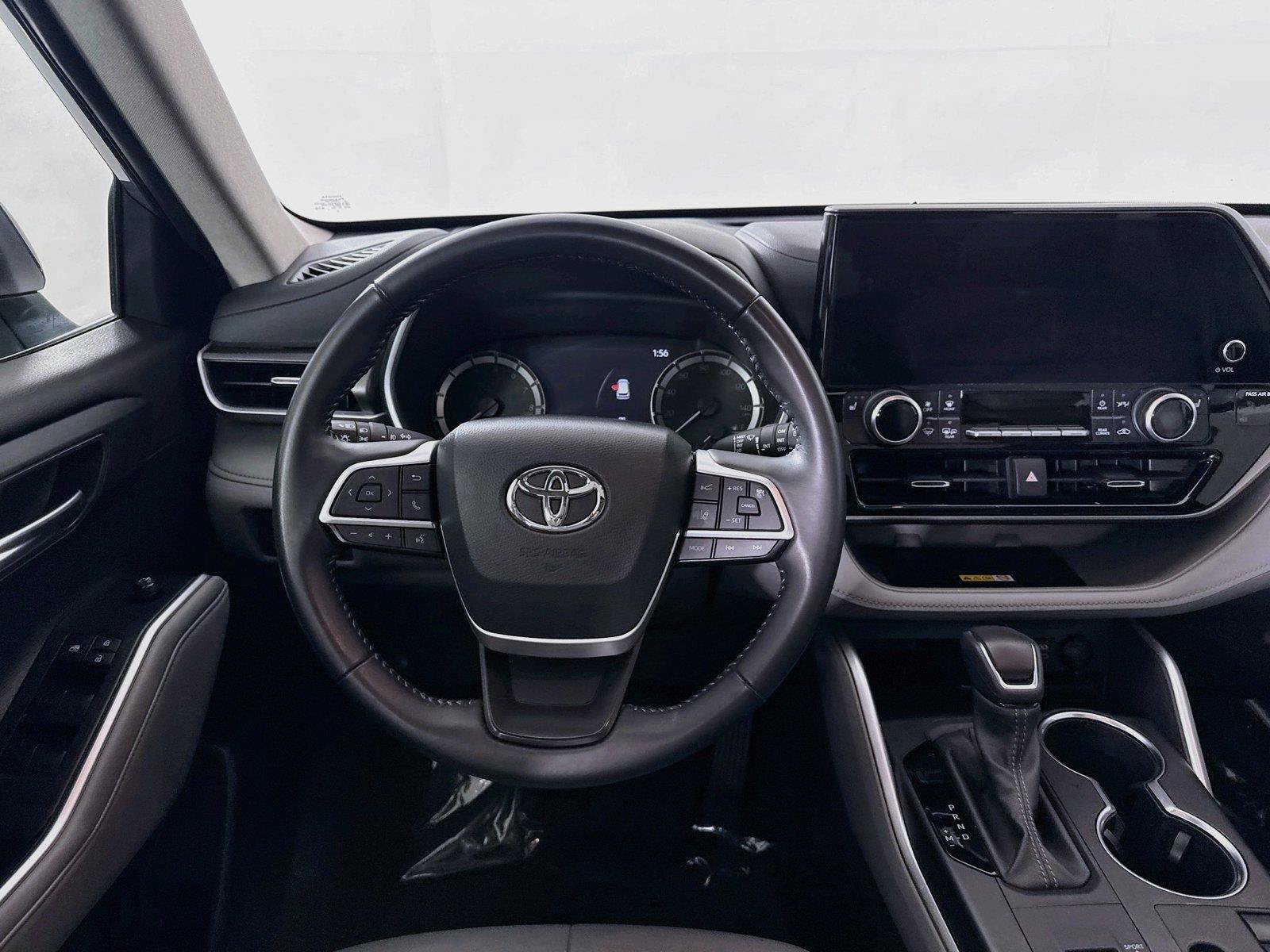 Used 2023 Toyota Highlander XLE FWD image 34