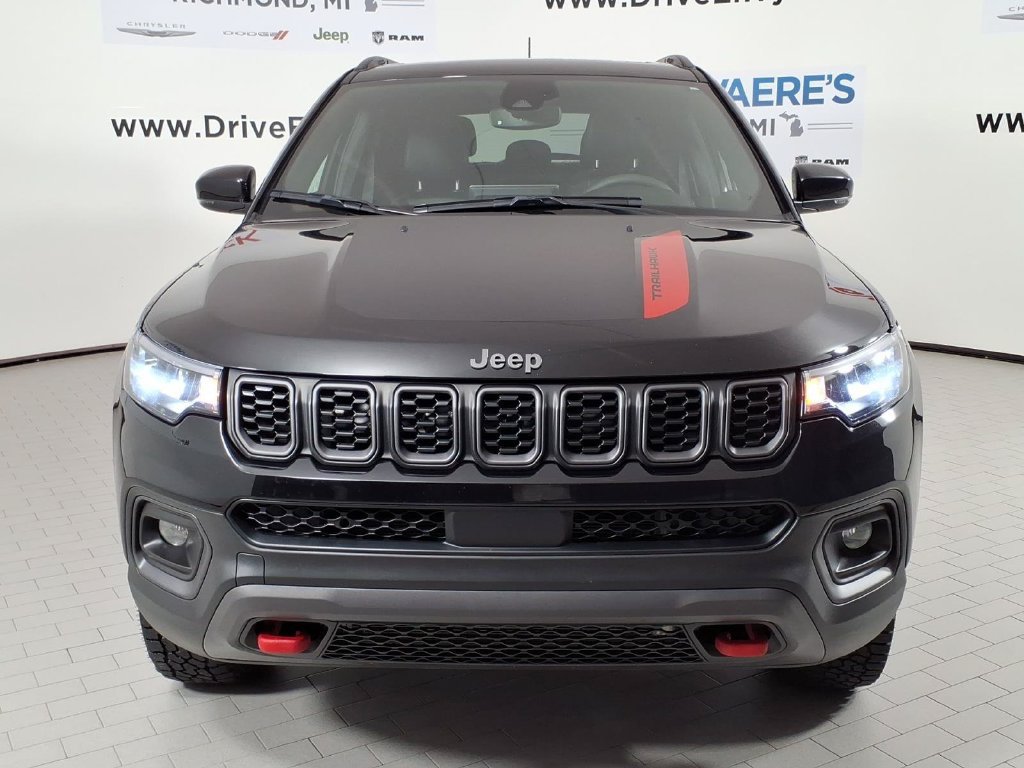 Used 2025 Jeep Compass Trailhawk w/ Sun & Sound Group AWD/4WD image 2
