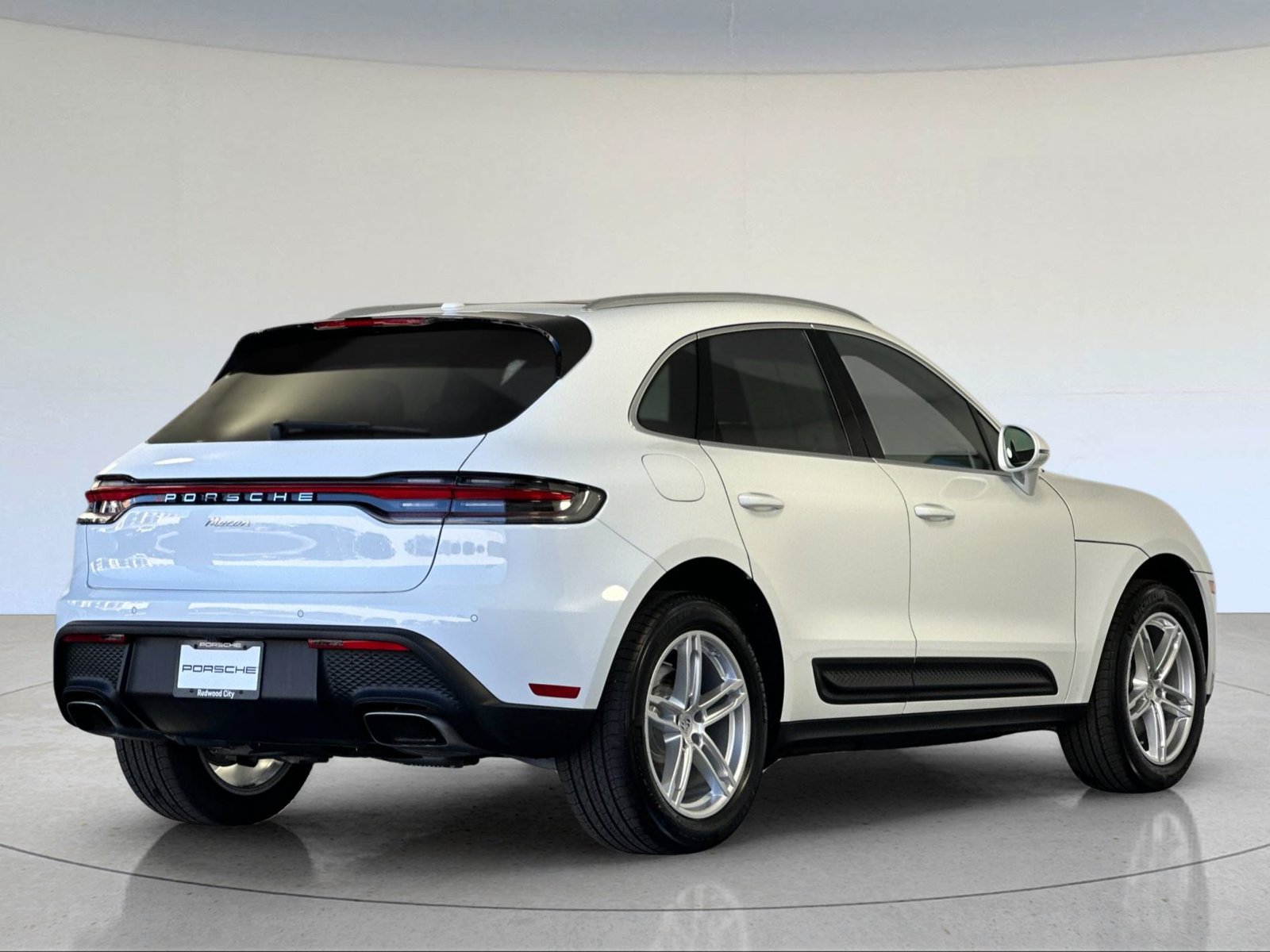 Certified 2026 Porsche Macan AWD/4WD image 8