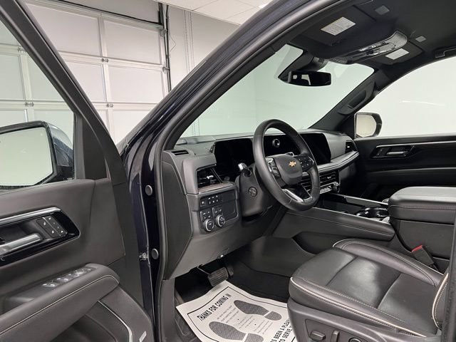 Used 2025 Chevrolet Suburban Premier AWD/4WD image 19