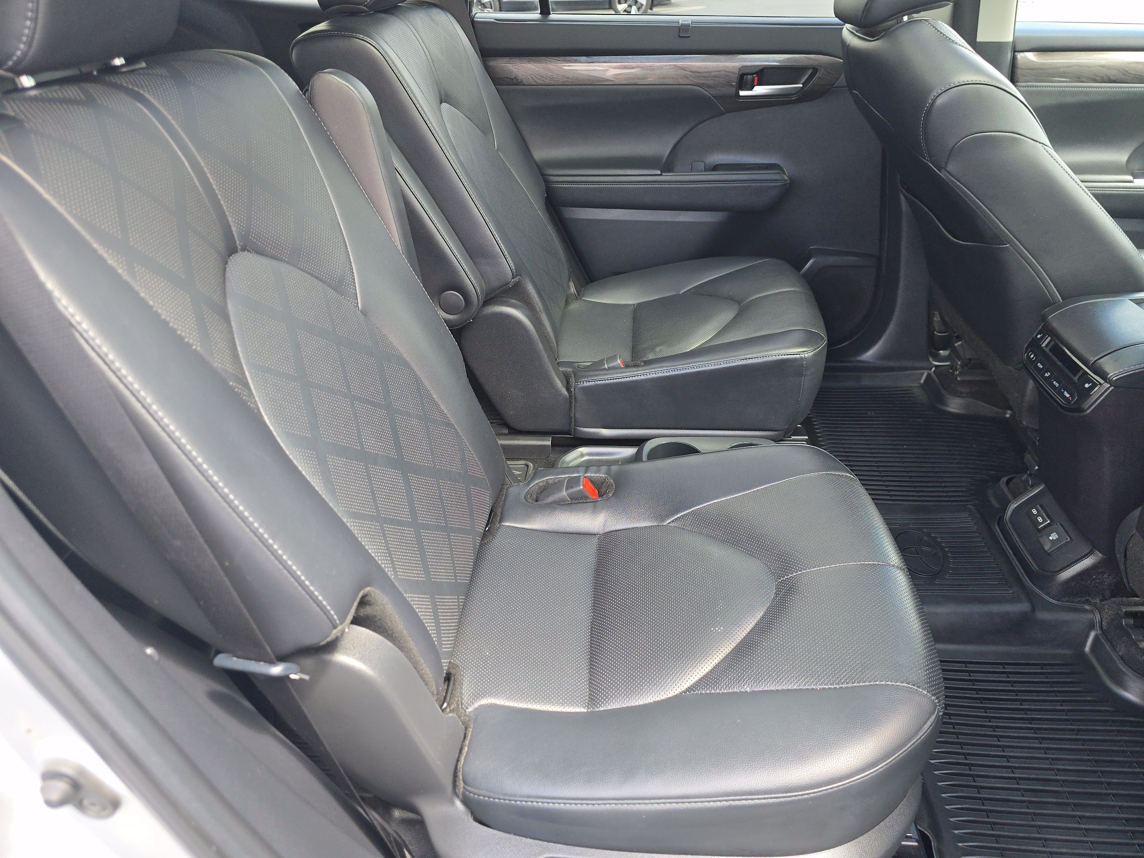 Used 2024 Toyota Highlander Platinum AWD/4WD image 18
