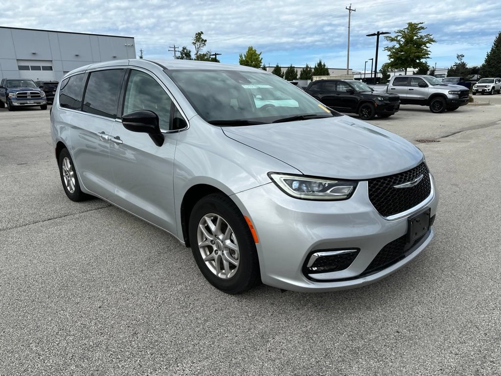 Used 2024 Chrysler Pacifica Touring-L FWD image 4