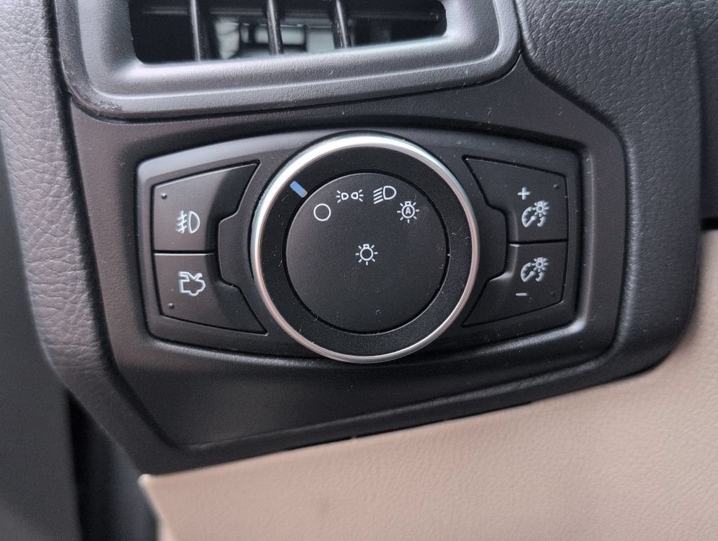 Used 2016 Ford Focus SE w/ SE Sport Package FWD image 20