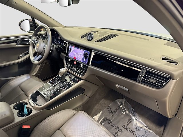 Used 2025 Porsche Macan image 31