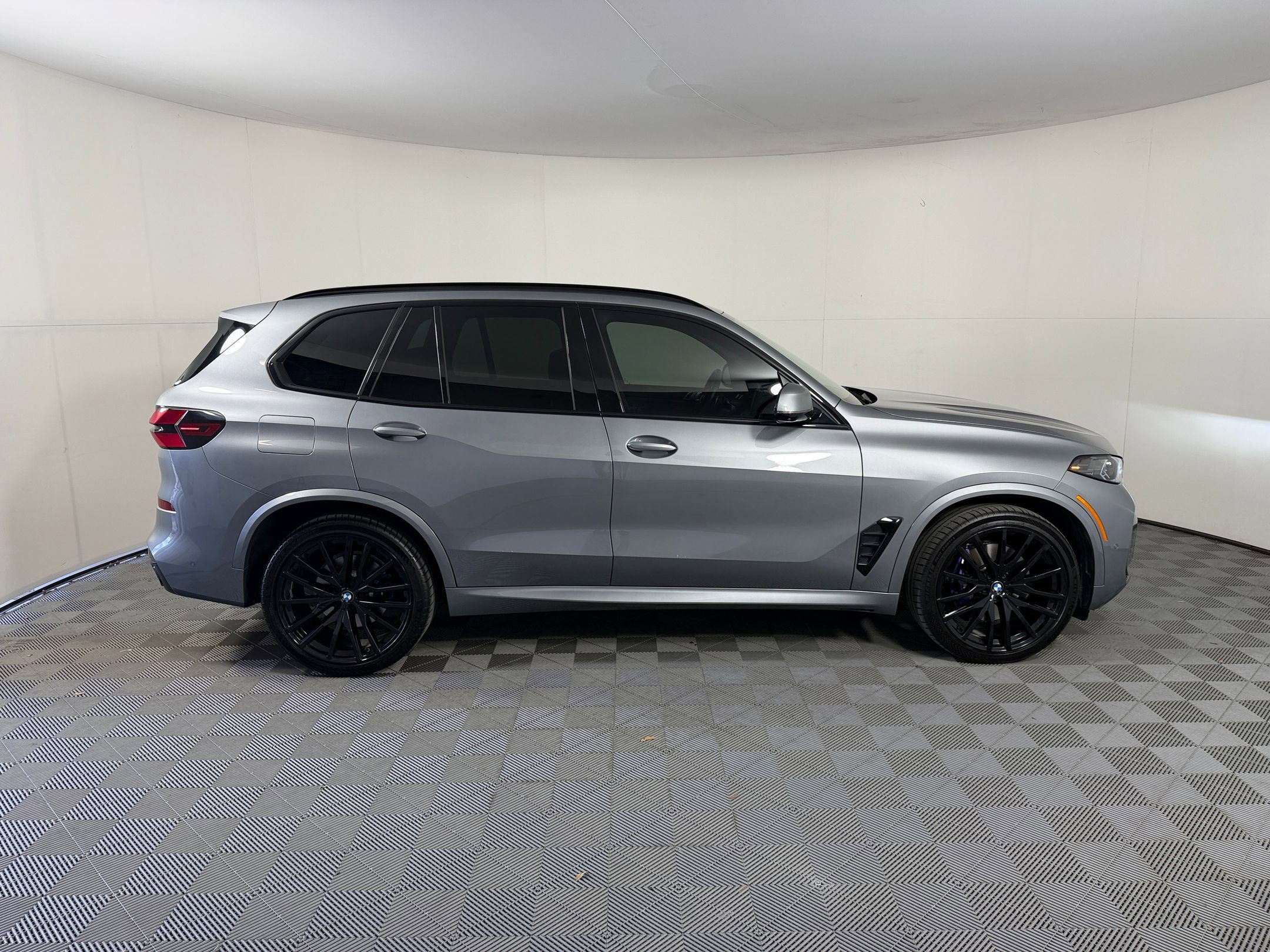 Used 2024 BMW X5 xDrive40i w/ M Sport Package AWD/4WD image 8