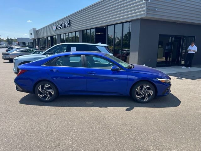 Used 2024 Hyundai Elantra SEL w/ Convenience Package FWD image 2