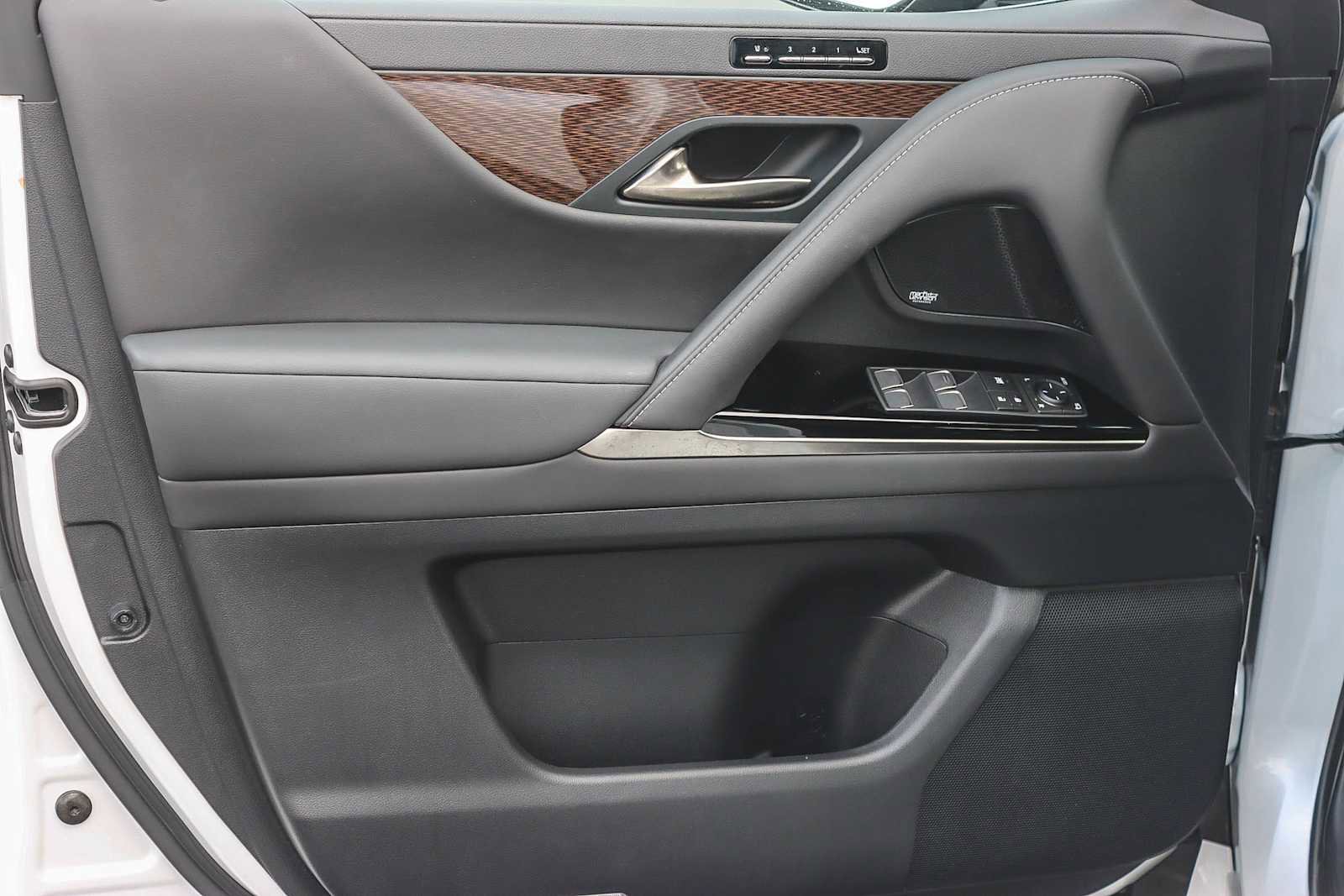 Used 2023 Lexus LX 600 4WD w/ Ultra Luxury Package image 19