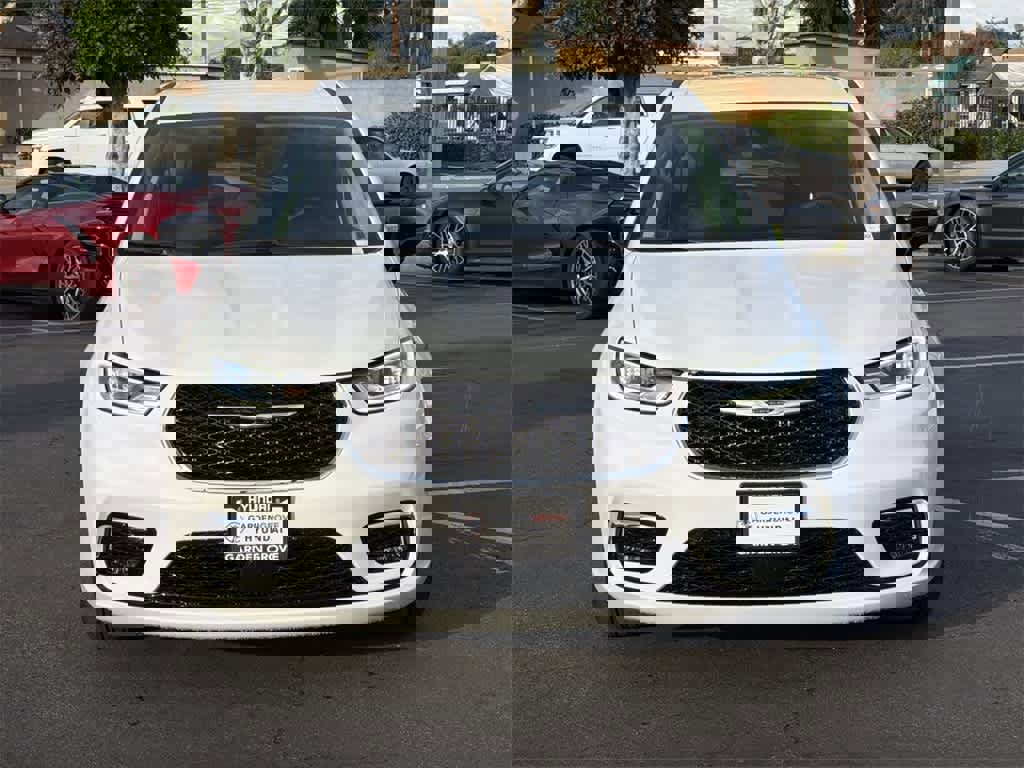 Used 2024 Chrysler Pacifica Select image 2